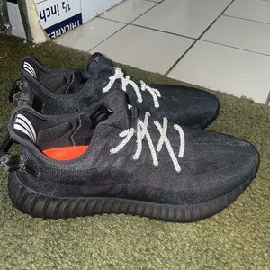 YEEZY 350 V2 MONO CINDER SIZE 10.5 WORN A COUPLE TIMES NO ORIGINAL BOX